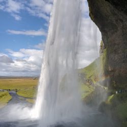 Islanda_Da dietro una cascata